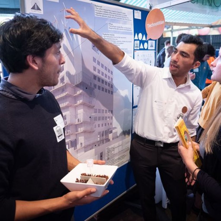 Een deelnemer vertelt over zijn poster. Een deelnemer vertelt over zijn poster.